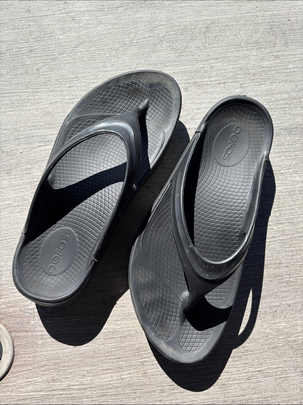 OOFOS Black Women's Recovery Flip Sandals